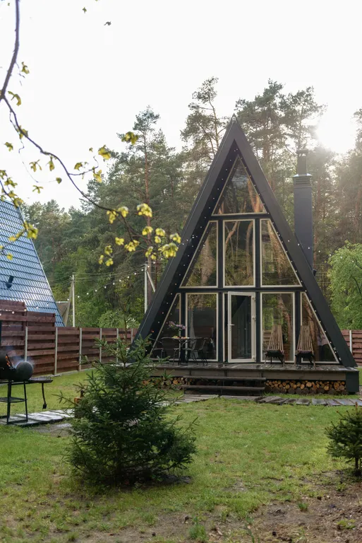 Треугольный дом в лесу Gray