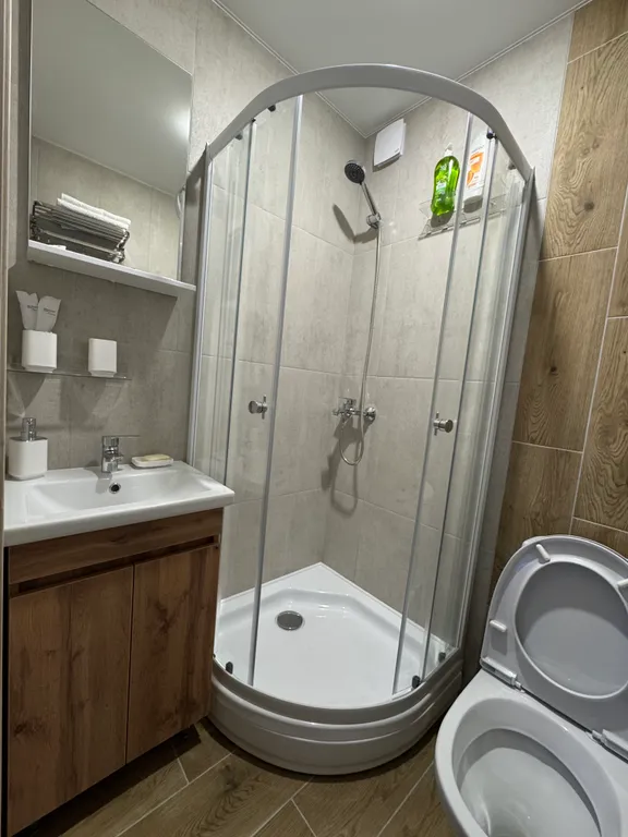 Уютный, небольшой сканди домик у леса