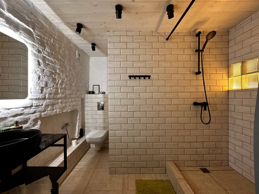 Двухуровневый номер-студия в стиле лофт с открытой ванной Нежность