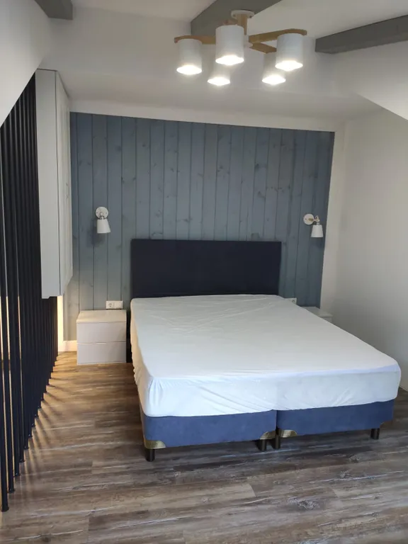 Танхаус камином трёхэтажный, с балконом, 3 комнаты не изолированные.