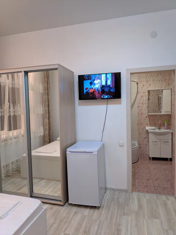 Четырёхместный номер  люкс с балконом с видом на город и горы