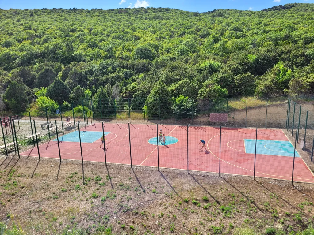 Современная студия у моря с видом на бассейн и горы