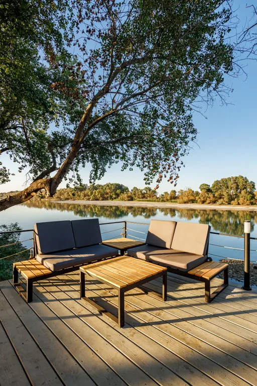 Дом на берегу реки