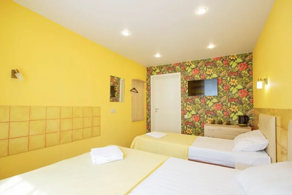 Яркий, уютный номер в мини-отеле на троих