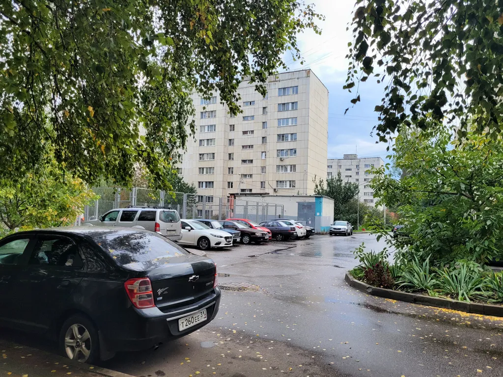 Однушечка возле линии в центре харьковской горы