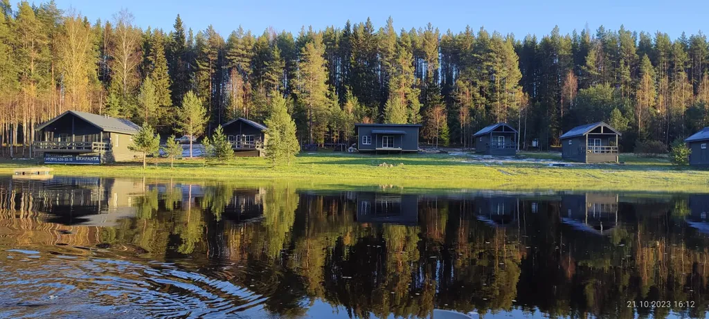 Дом на берегу реки