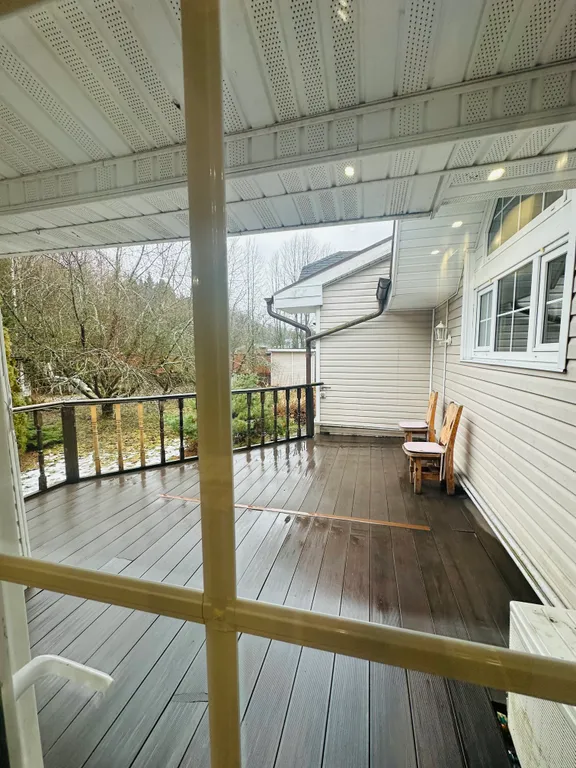 Дом с бассейном у леса