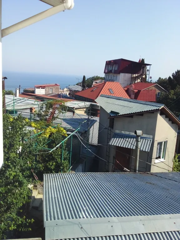 Уютный дом с балконом на море с тенистым двориком и своей парковкой