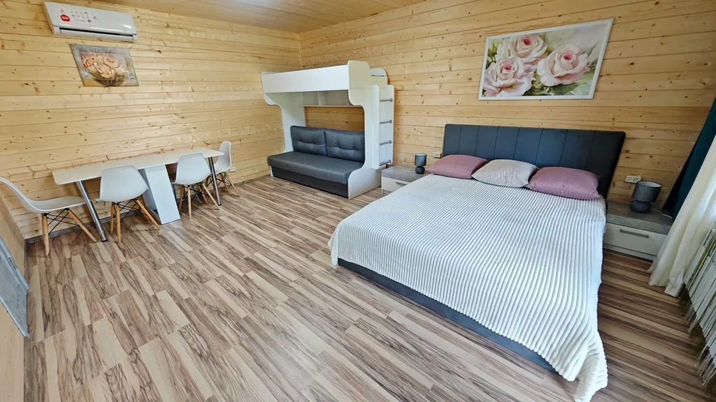 Изумрудная студия люкс с собственной террасой и отдельным входом