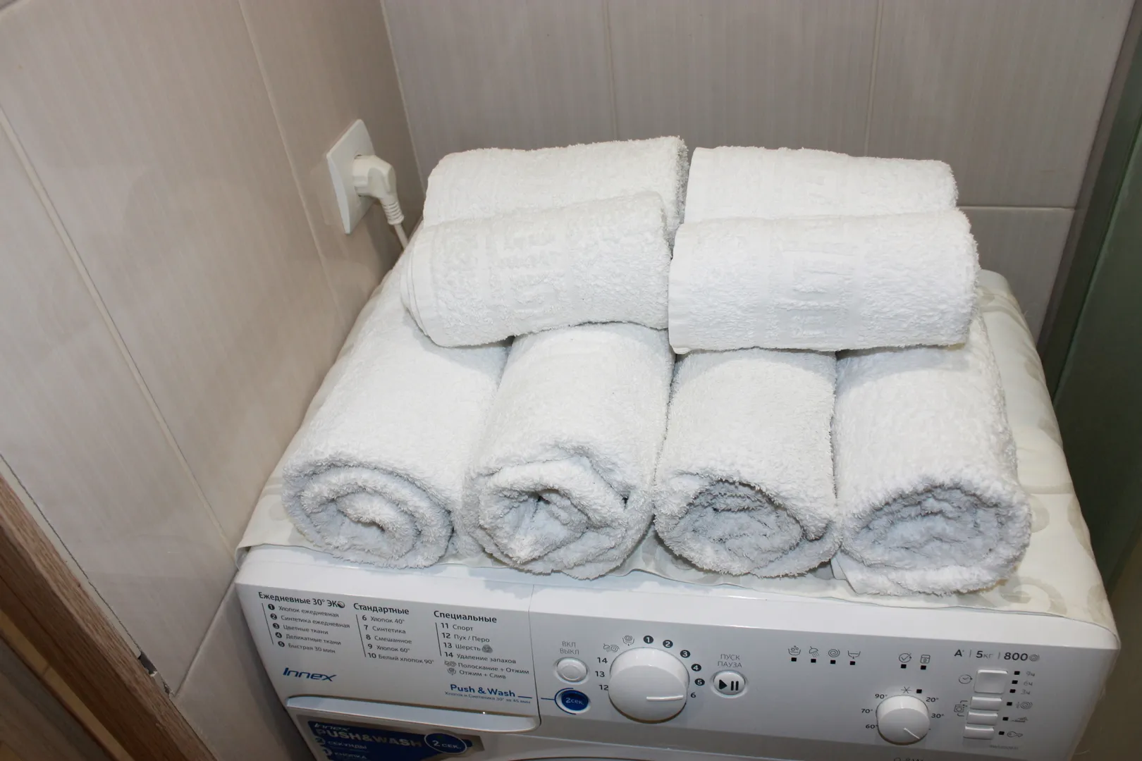 Большие и маленькие полотенце для каждого гостя, фен, шампунь, мыло для рук, моющие средства.