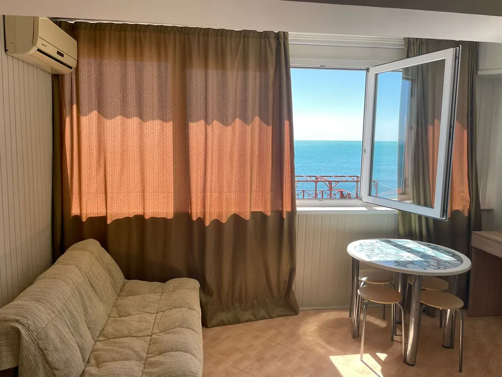 Эллинг-студия с видом на море, Восточная набережная