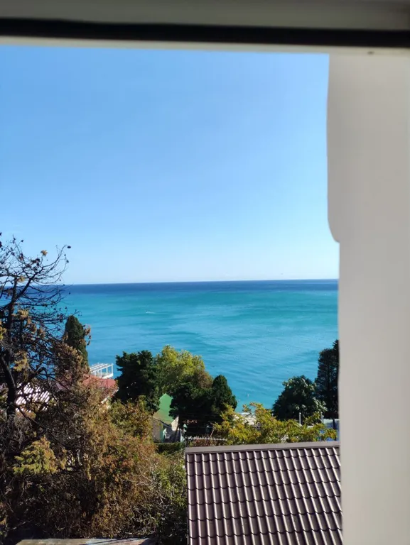 Трехместный номер с 2  кроватями и диваном. Стандарт с видом на море.