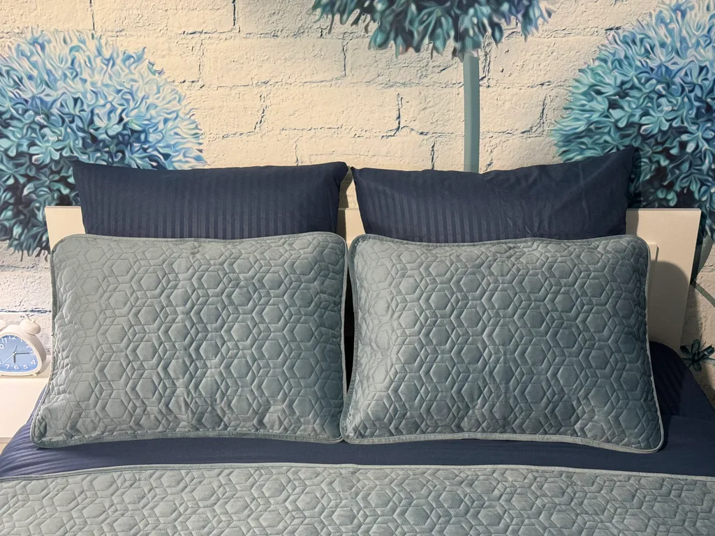 Уютная квартира-студия с большой кроватью и диваном