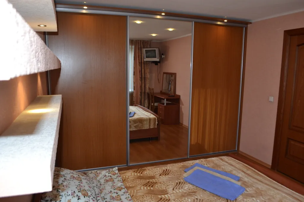 Студийного плана двухкомнатная квартира в доме над рестораном Тундра