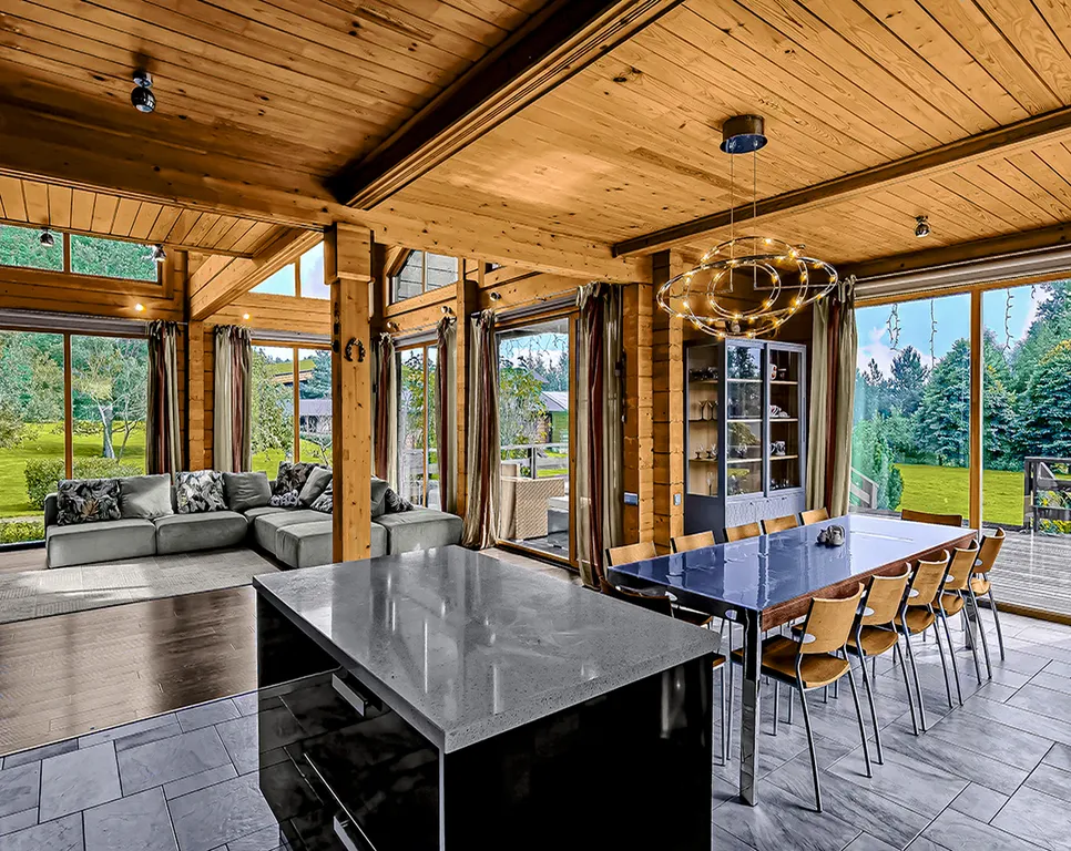 Коттедж с бассейном на берегу озера Порт Жемчужный