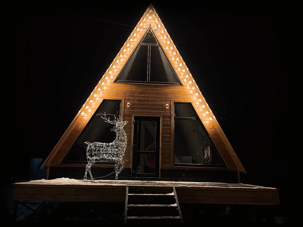 Треугольный дом Афрейм с видом на лес и подогреваемым бассейном