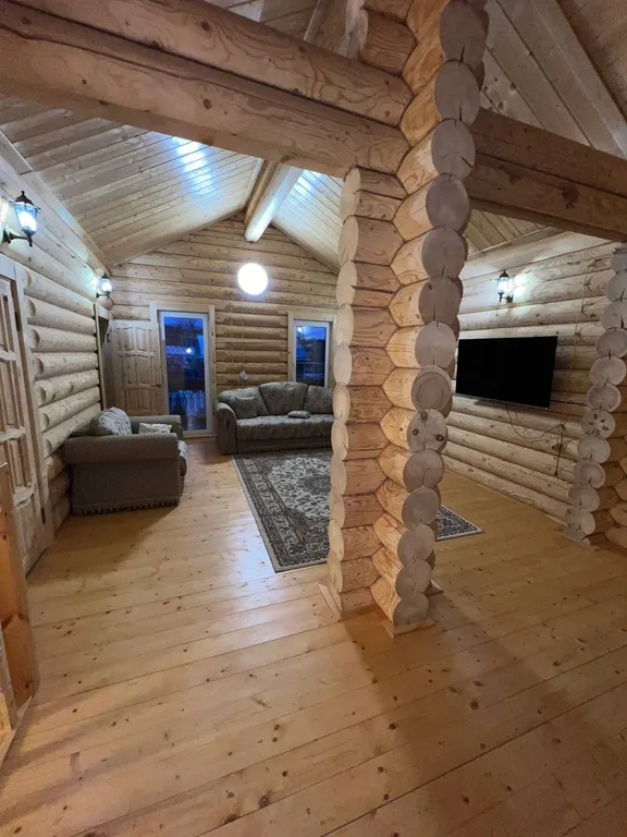 Большой коттедж на побережье озера Тосканка