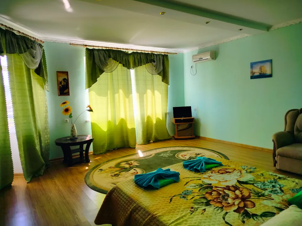 Большой улучшенный номер на 2 этаже с видом на море