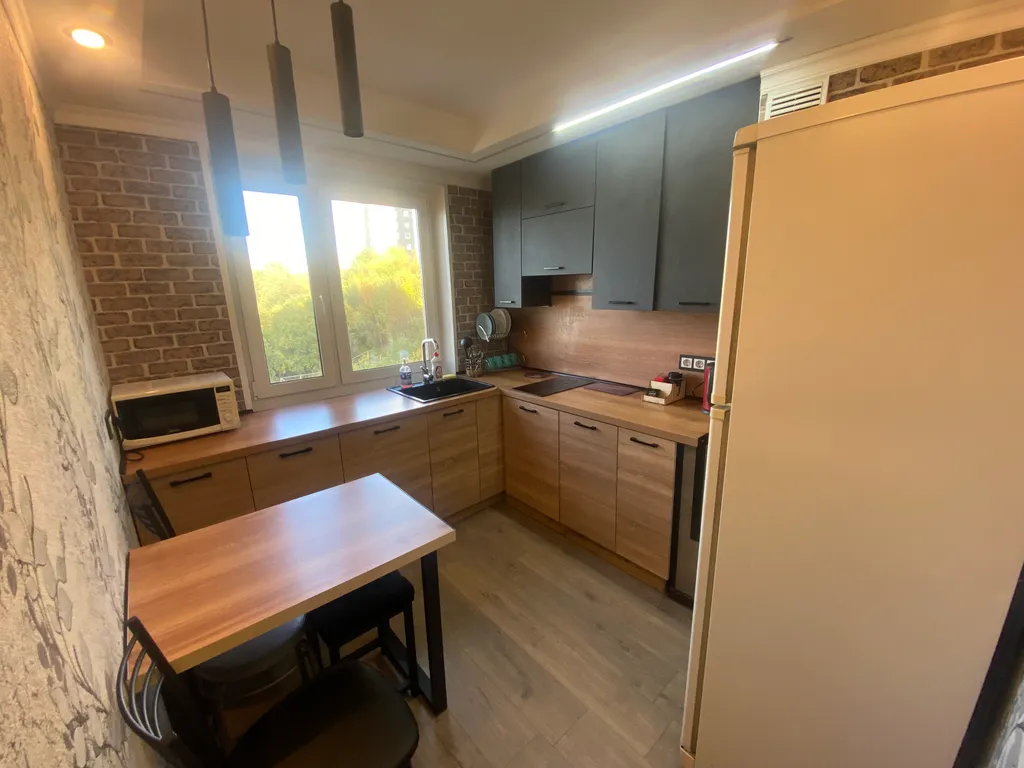 2-комнатная квартира с балконом и видом на город и залив