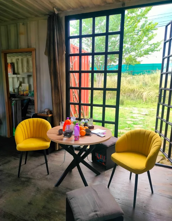 Уютная комната глэмпинг на творческой даче из морских контейнеров