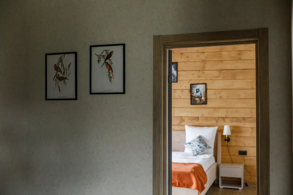 Трёхкомнатный коттедж в лесу у пруда