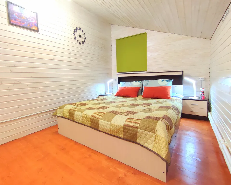 Петербургская дача на холме прямо у озера