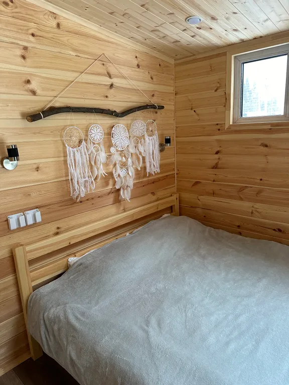 Дом в лесу с видом на реку