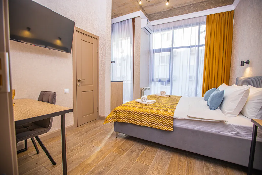 Полулюкс с панорамным застеклением и балконом для 2 гостей