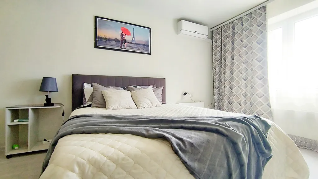 Уютная квартира в стиле лофт с комфортной кроватью и угловым диваном