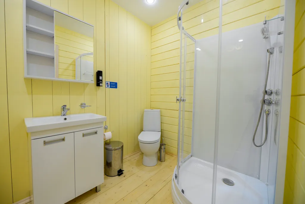 Большой коттедж на берегу из двух частей