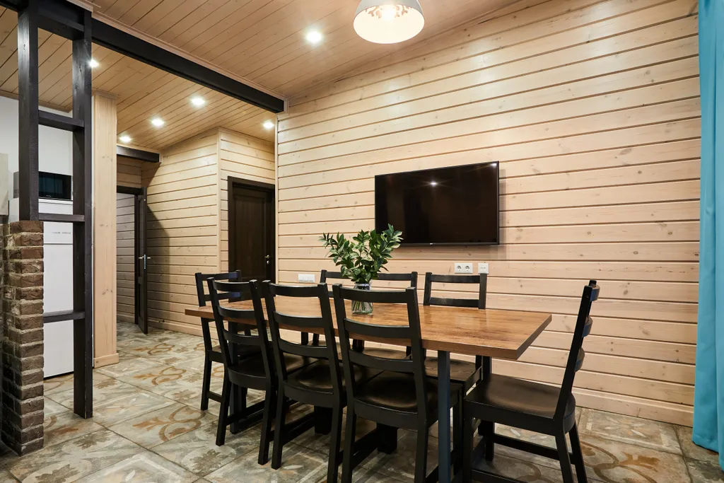 Просторный коттедж с 4 спальнями, камином и террасой