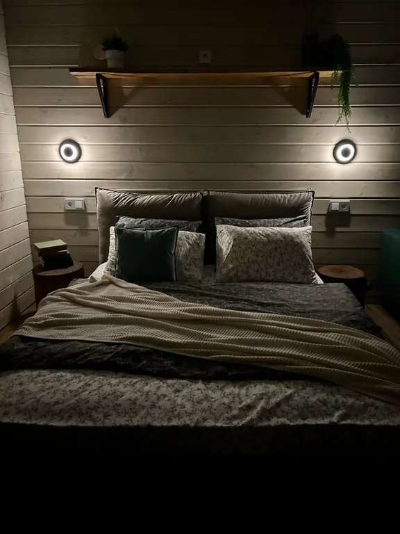 Дом с чаном на берегу реки