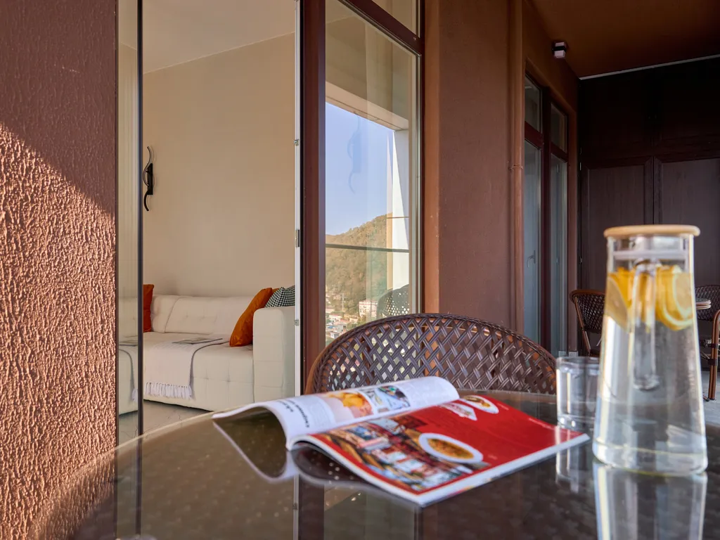 Современная, новая квартира с видом на горы