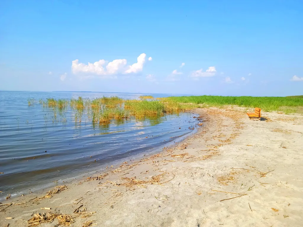 А-фрейм на берегу залива