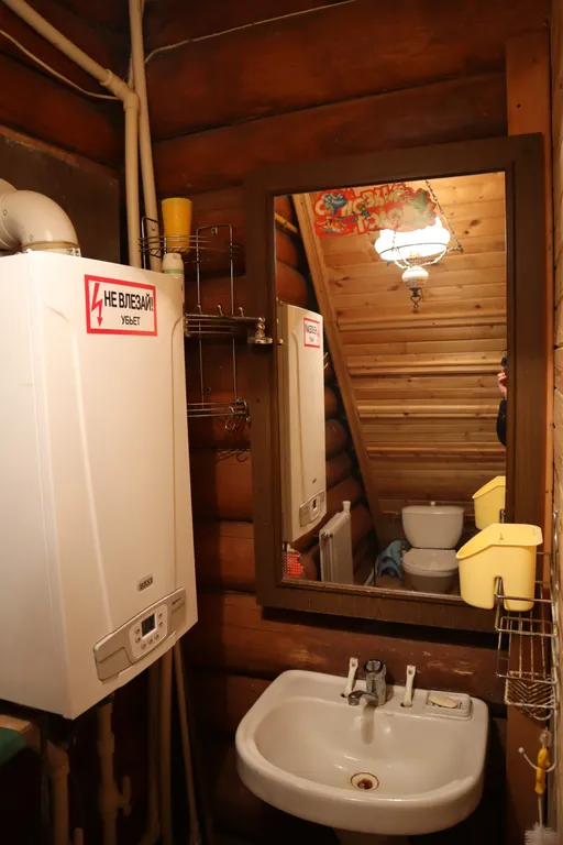 Двухэтажный дом на берегу Волги