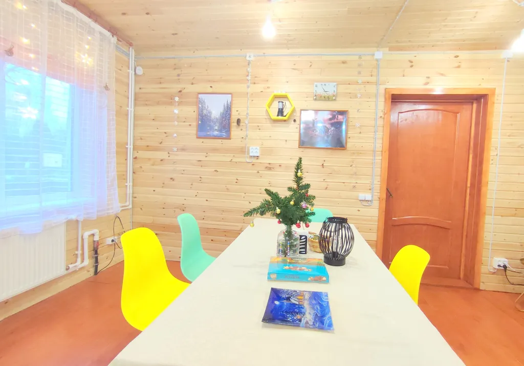 Петербургская дача на холме прямо у озера