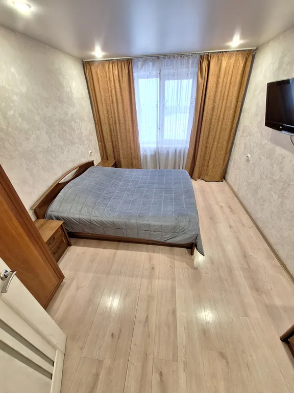 Просторная светлая, теплая квартира в центре города — аренда посуточно в Новокузнецк