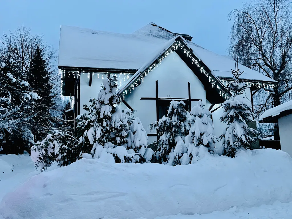 Загородный дом с бассейном и бильярдной