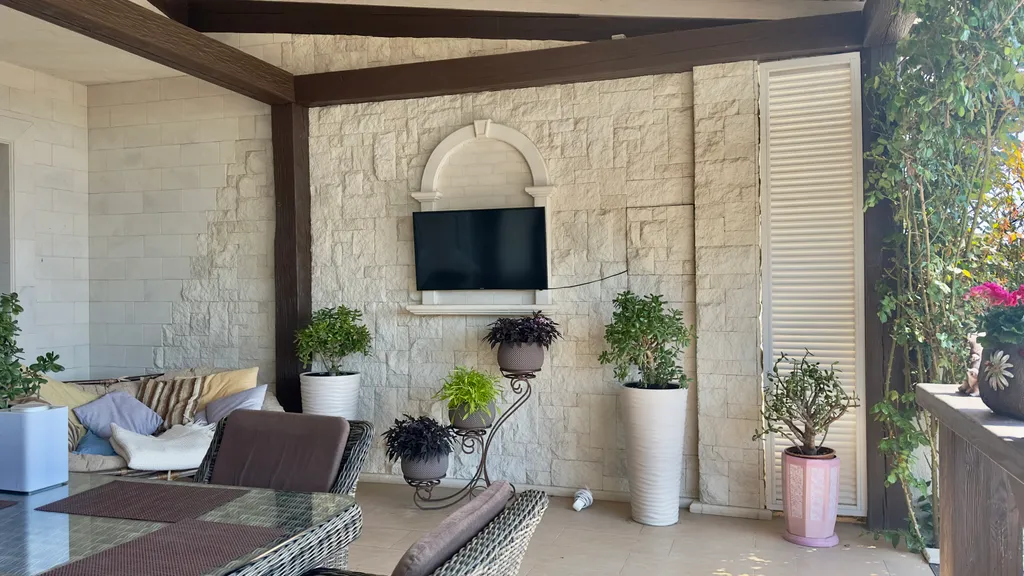 Дом с бассейном у моря