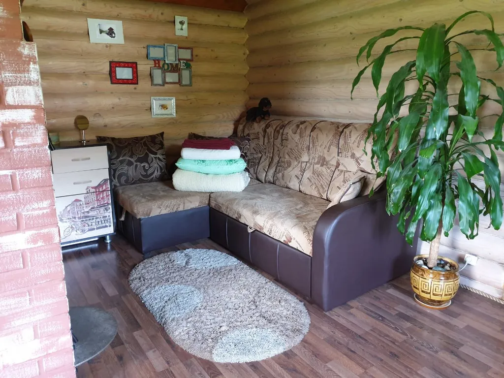 Деревянный сруб в лесу