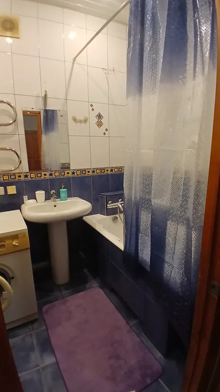 Двух комнатная квартира с изолированными комнатами около парка Горьког