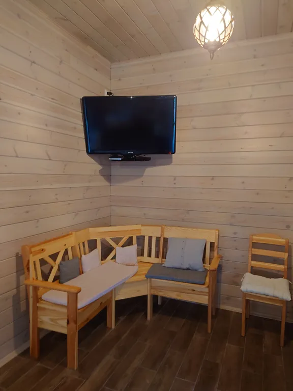 Дом с камином и панорамными окнами в сад