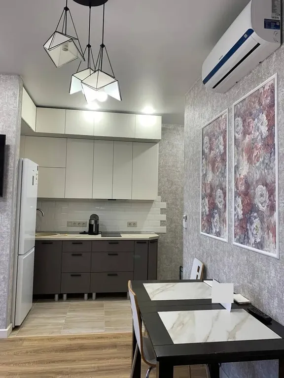 Квартира Квартира Арт лайт сити с бокалом вина — Сириус