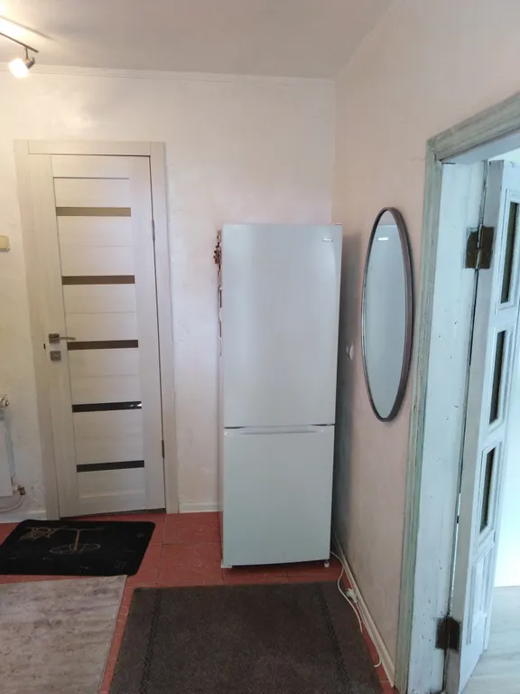 Первый этаж дома с отдельным входом и небольшим двориком