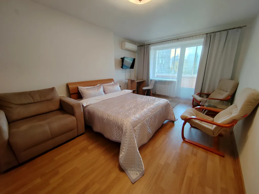 Около музея космонавтики с видом на памятник 600-летию Калуги