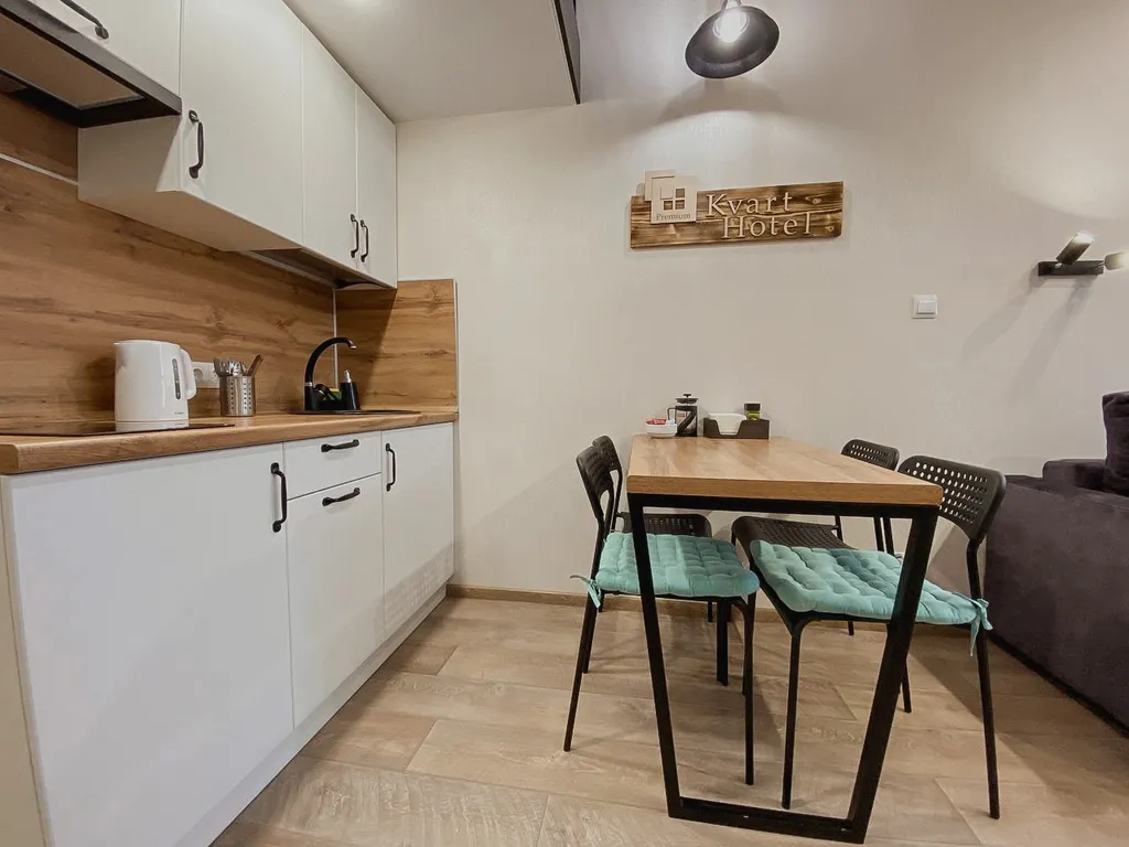 Дизайнерская двухуровневая студия с панорамными окнами