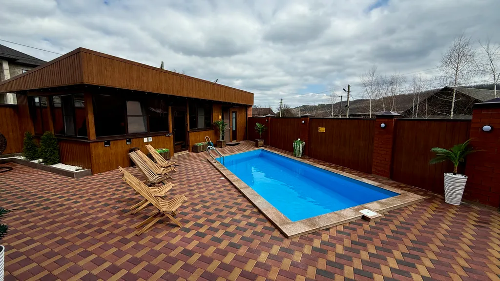 Дом с бассейном и баней