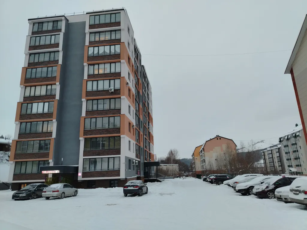 Квартира-студия с видом на город среди гор