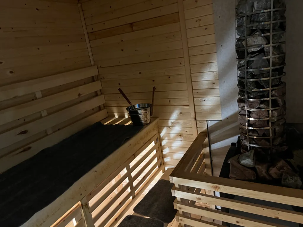 Уютный домик на берегу реки