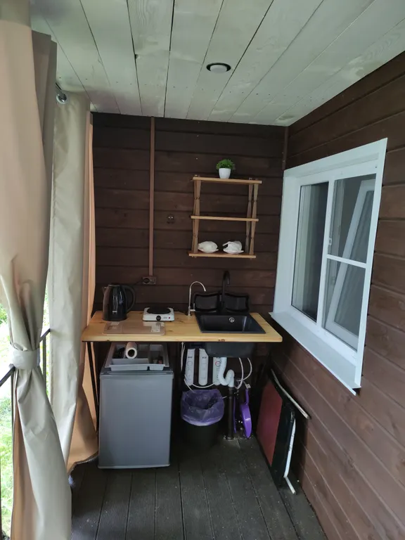 Домик в стиле бунгало на склоне берёзовой рощи